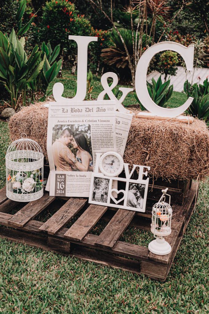 Rustic wedding setup featuring J&C initials, love signage, and candle decorations in Santo Domingo de los Tsáchilas.