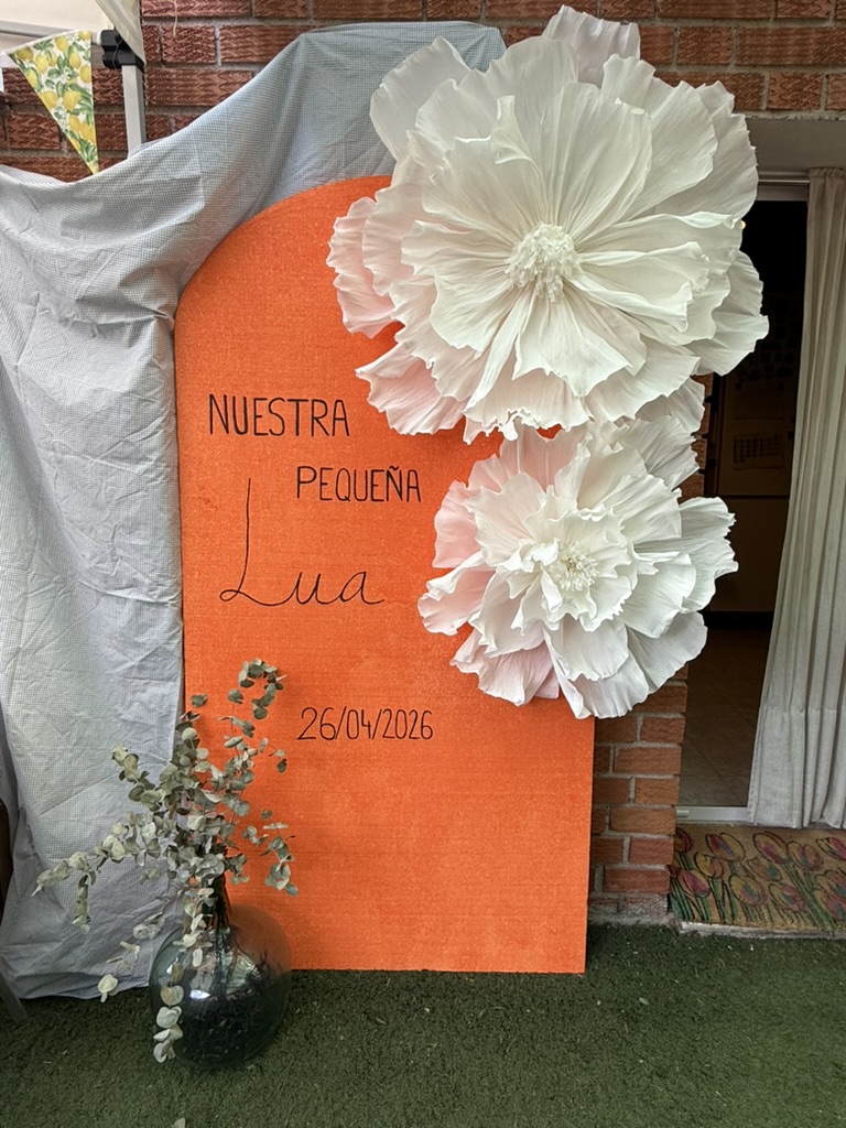 Arco de bienvenida con flores para baby shower