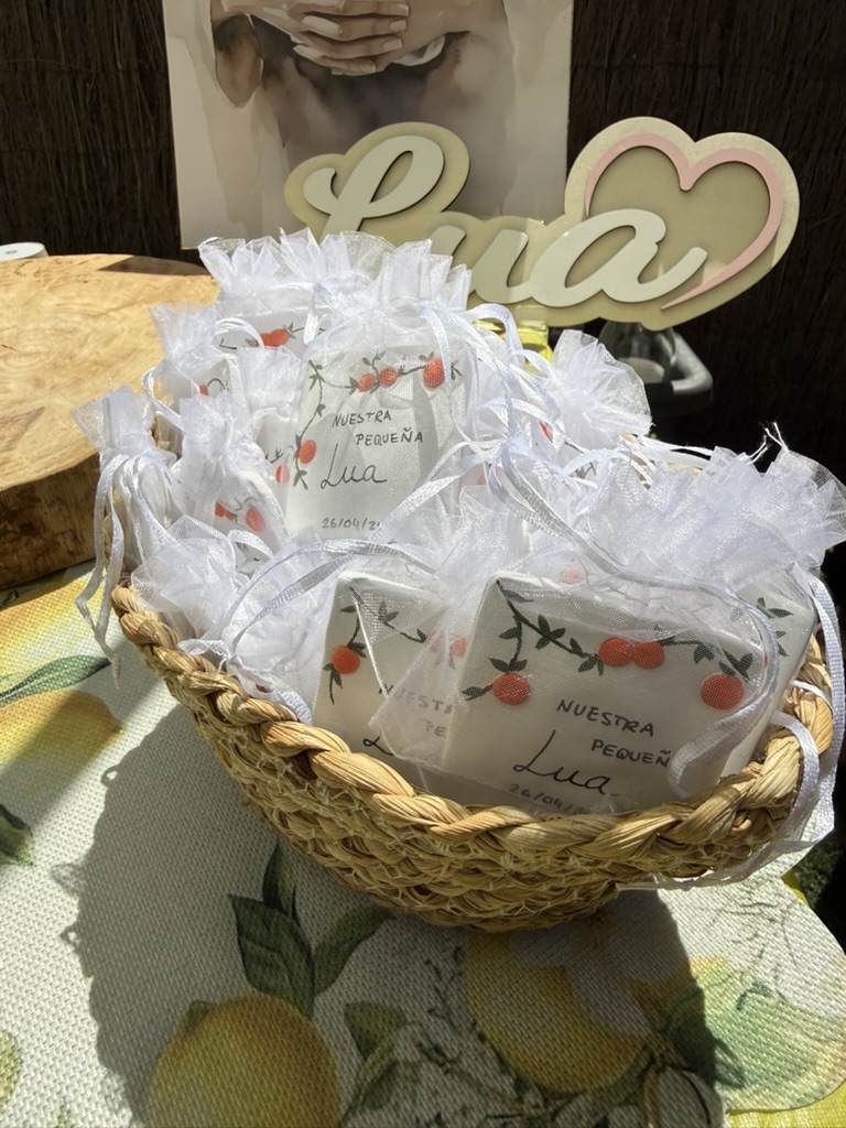 Cesta de recuerdos personalizados para invitados de baby shower